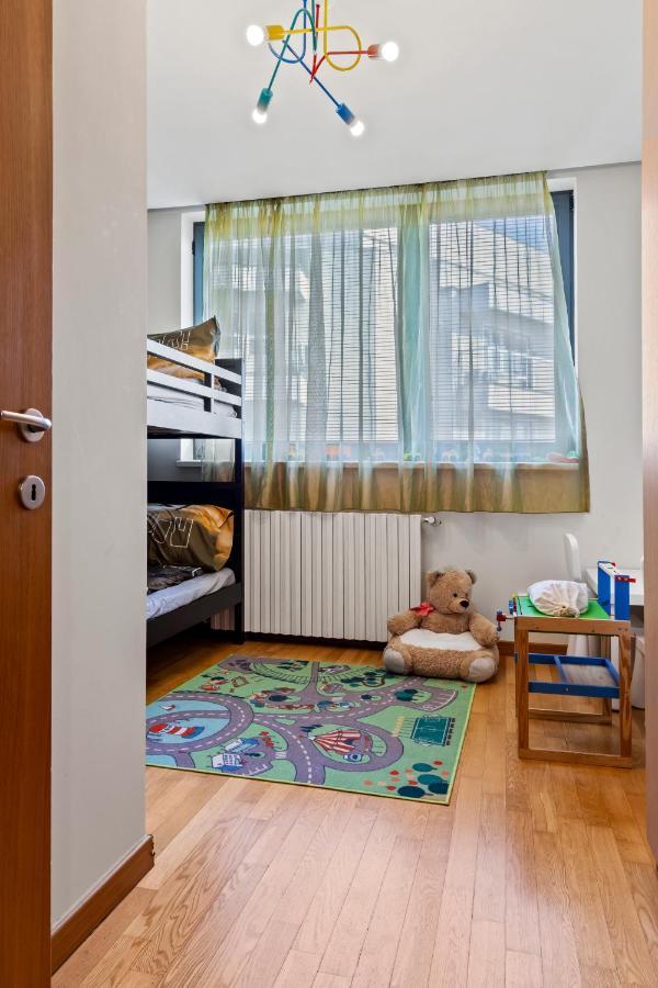 125 Sqm Family Friendly With Kids Room Bucharest Exterior photo